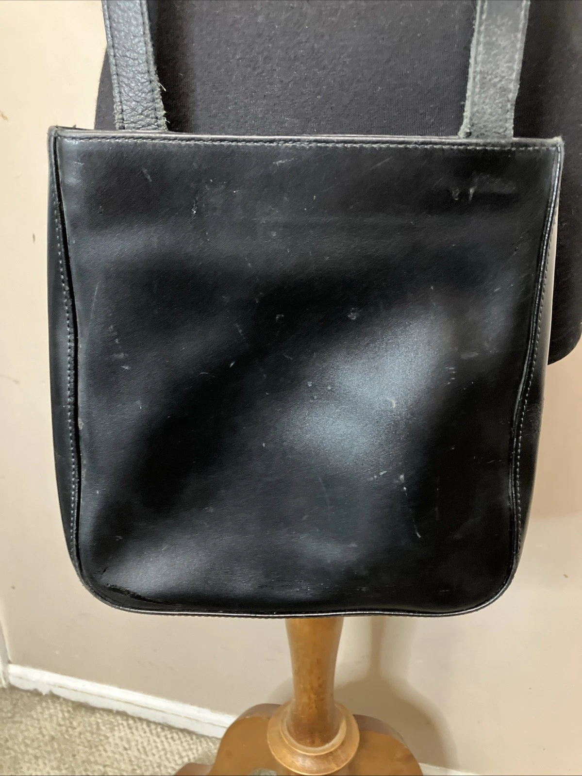 Borsa a tracolla vintage Longchamp in pelle nera con logo in rilievo al centro