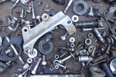 Lot De Pièces Diverses (boulons, Supports) Pour Honda VF750C V45 Magna 1983 - Pièces D'occasion Non Testées, Origine Japon