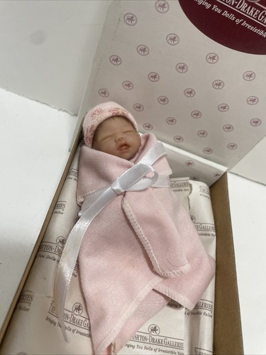 Ashton Drake Miniature Newborn HANDFUL OF LOVE Heavenly Handfuls Baby Doll COA - Picture 3 of 6