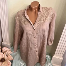 Salon Studio.  Size 1X.  Tan 3/4 Sleeve Crinkle Pleated Lace Yoke Blouse. B130