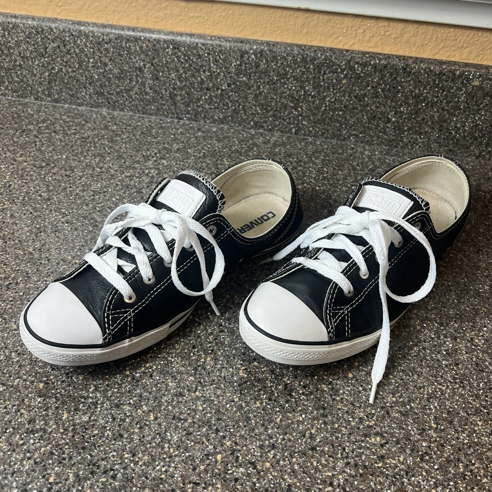 Zapato Converse Chuck Taylor All Star con cordones bajo clásico de cuero negro para mujer talla 8 Foto 3 de 4