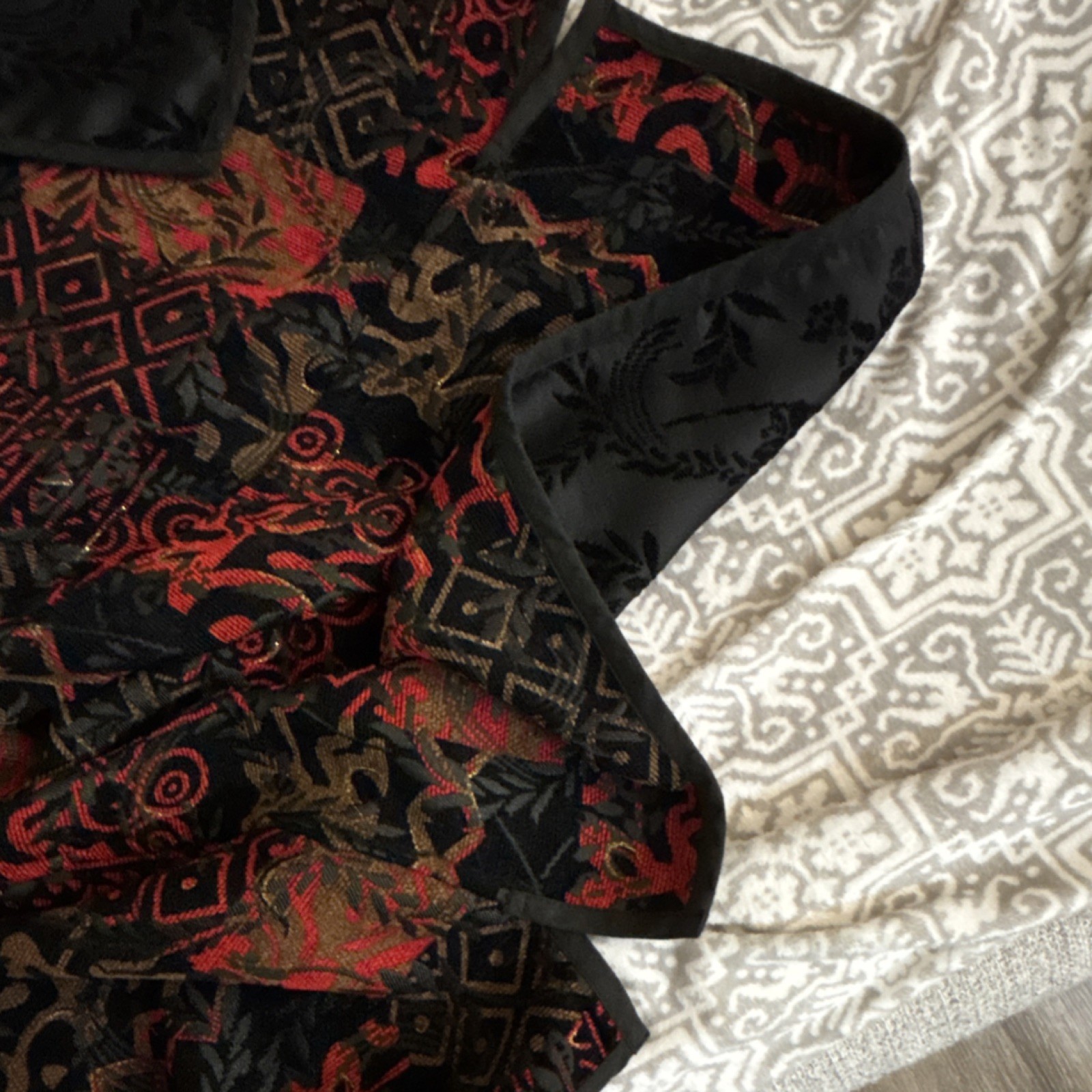 Geometric Leaf Pattern Button-Up Jacket Black Red… - image 8