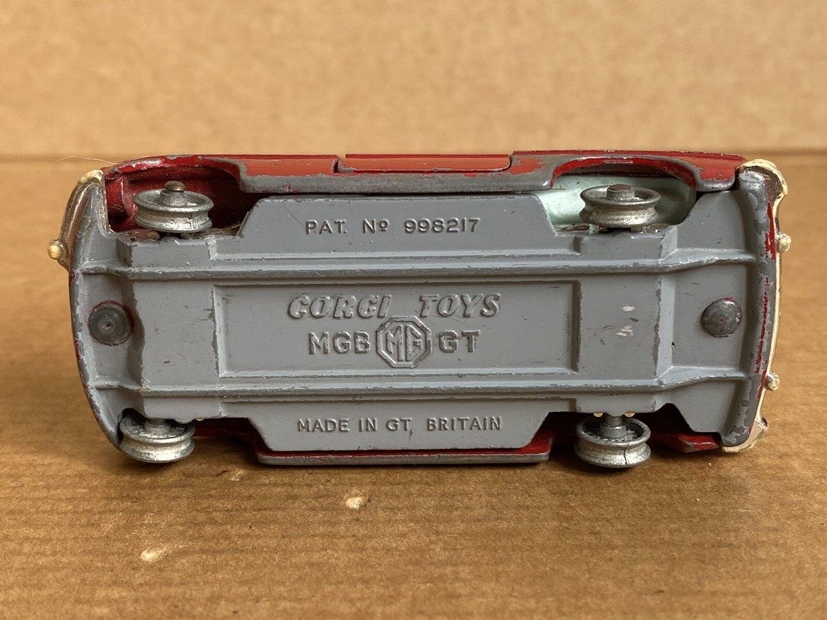 Corgi Toys - échelle 1/43 - M.G.B. GT No.327 Corgi Toys - échelle 1/43 - M.G.B. GT No.327