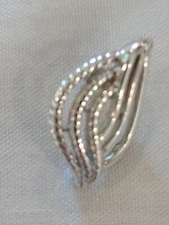VINTAGE JEWERLY SINGLE TRIFARI SILVER TONE PIERCED EARRING~CUT OUT LEAF SHAPE