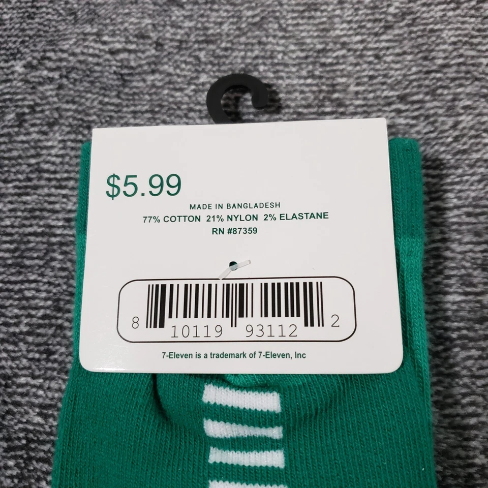 Nuevo Juego de 2 pares de calcetines blancos verdes novedosos para campo de fútbol 7-Eleven Foto 4 de 4