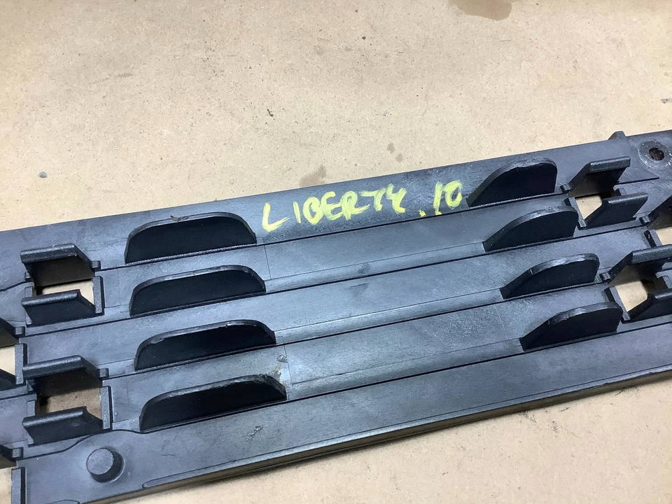 2010 JEEP LIBERTY EMERGÊNCIA RODA SOBRESSALENTE ARO PNEU JACK FERRAMENTA SUPORTE SUPORTE FABRICANTE DE EQUIPAMENTO ORIGINAL+ - Imagem 3 de 4