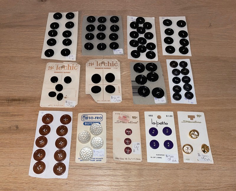 Lot of VINTAGE BUTTONS ON CARDS from LE CHIC, STREAMLINE, LA PETITE, and SO-FRO