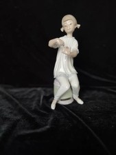 VINTAGE LLADRO YOUNG GIRL PAINTING HER NAILS WITH NAIL POLISH