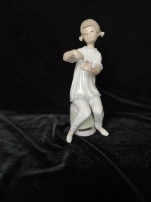 VINTAGE LLADRO YOUNG GIRL PAINTING HER NAILS WITH NAIL POLISH