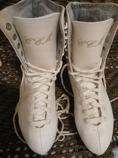 CCM Figure Skates Woman's ice Skates Color White Size 9