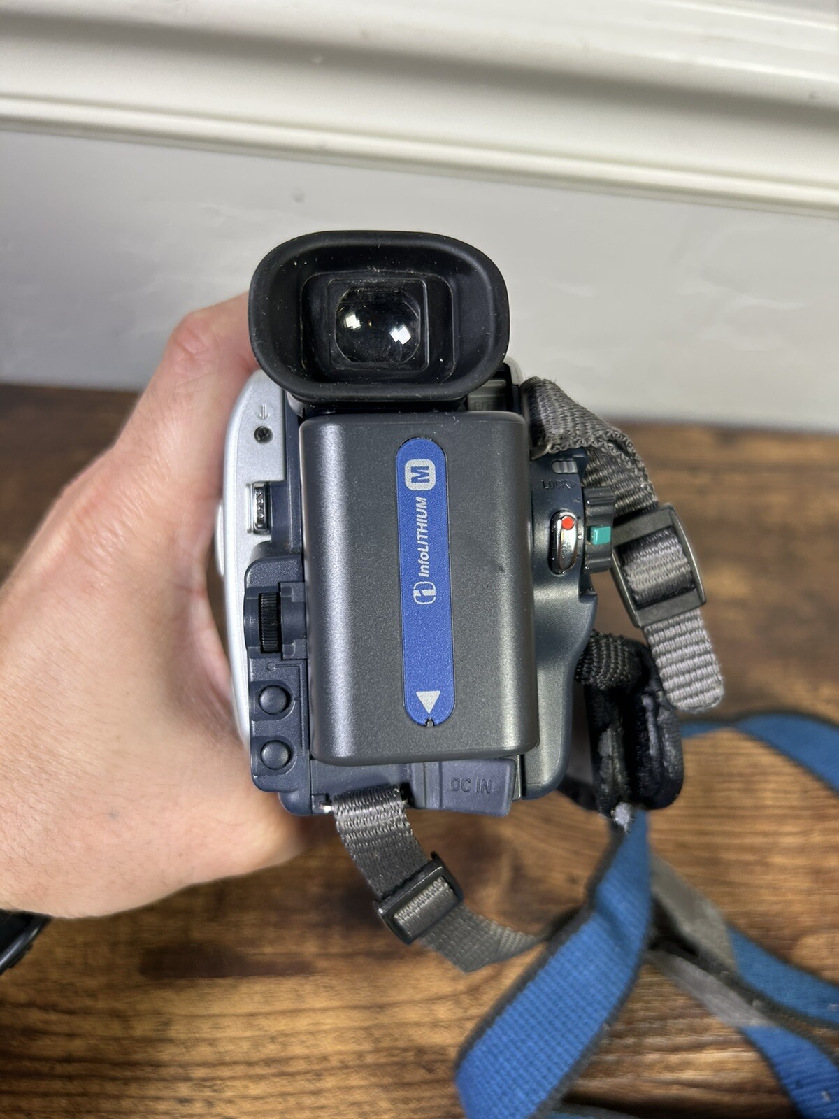 Sony Handycam DCRTRV30 NTSC w/ Battery Charger BAD VIEWFINDER **READ