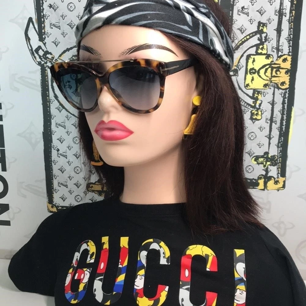 Tom Ford Frame Plastic Frame Sunglasses for Women for sale  display picture 1
