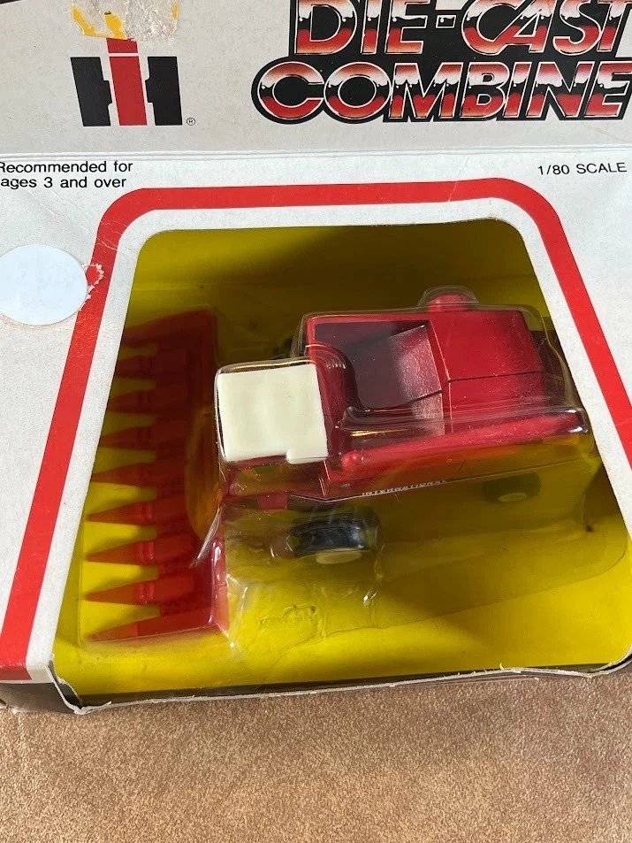 ERTL 1/80 SCALE DIE-CAST INTERNATIONAL COMBINE WITH CORN HEADS PART# 1520-141H - Image 4 of 4