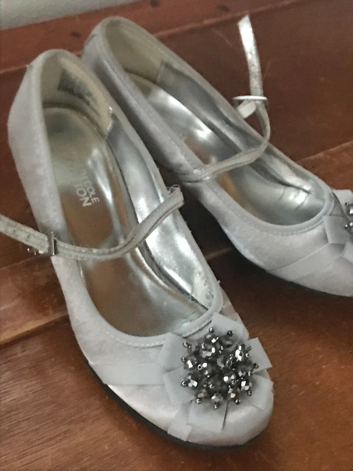 Tela plateada Kenneth Cole Reaction con cinta y flor gris facetada Foto 3 de 4