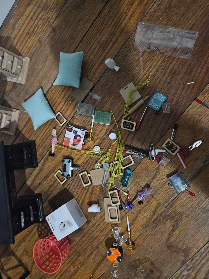 Vintage Dollhouse Furniture & Miniatures - Image 3 of 4