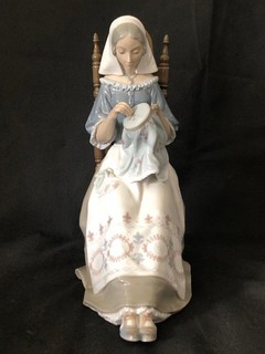 FINE LLADRO HAND PAINTED PORCELAIN FIGURINE 4865 INSULAR EMBROIDERESS