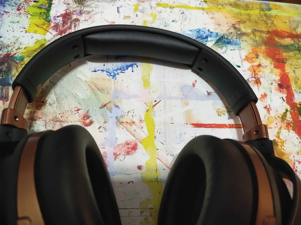 Auriculares inalámbricos para juegos Audeze Mobius Over the Ear 3D - Color de borde de cobre Foto 4 de 4