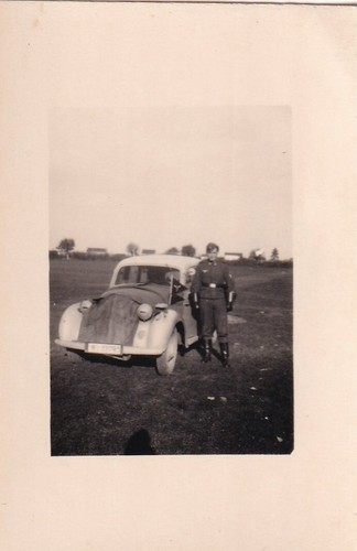 Foto - Soldat mit Automobil abgedeckte Motorhaube - 2.WK