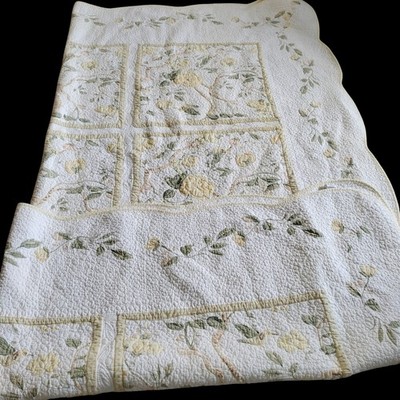 JCP Home Collection Quilt 85x87 Floral Cotton Patchwork Cottage Ivory EUC