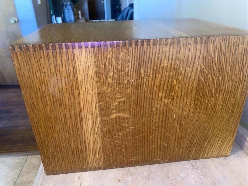 Antiguo gabinete de madera cuenta con múltiples cajones pequeños con soportes para etiquetas de metal Foto 3 de 4