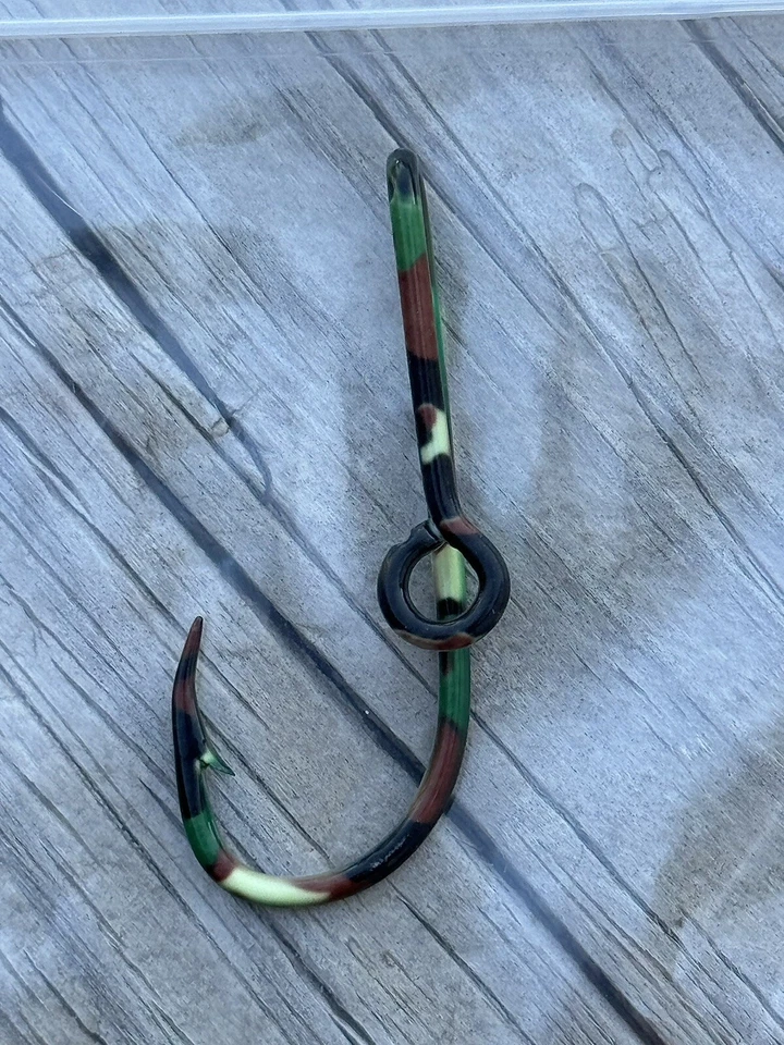 GARRA DE ÁGUILA ORIGINAL “CAMUFLAJE” ANZUELO SOMBRERO PIN/CLIP DE DINERO en Paquete Original Foto 2 de 4