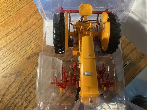 SpecCast 1/16 Minneapolis Moline"U"Gas Narrow Front Tractor w/2 row cultivator - Picture 5 of 13