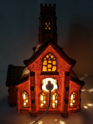 VINTAGE DICKENS COLLECTIBLES "CHURCH SERVICE" PORCELAIN LIGHTED CHURCH - Picture 10 of 12