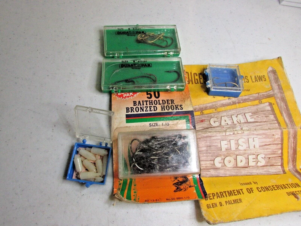 Lote de anzuelos de pesca y antiguas leyes de pesca de 1955. Foto 3 de 4