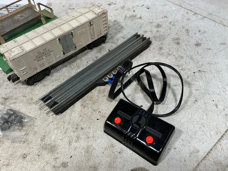 Lionel 3462 Refrigerated Milk Car / Station / RCS Track O Gauge - Image 2 of 4