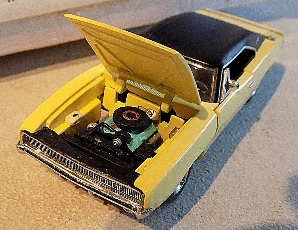 🇺🇸 Cargador Dodge Franklin 1968 como nuevo R/T amarillo y negro escala limitada: 1:43 Foto 3 de 4