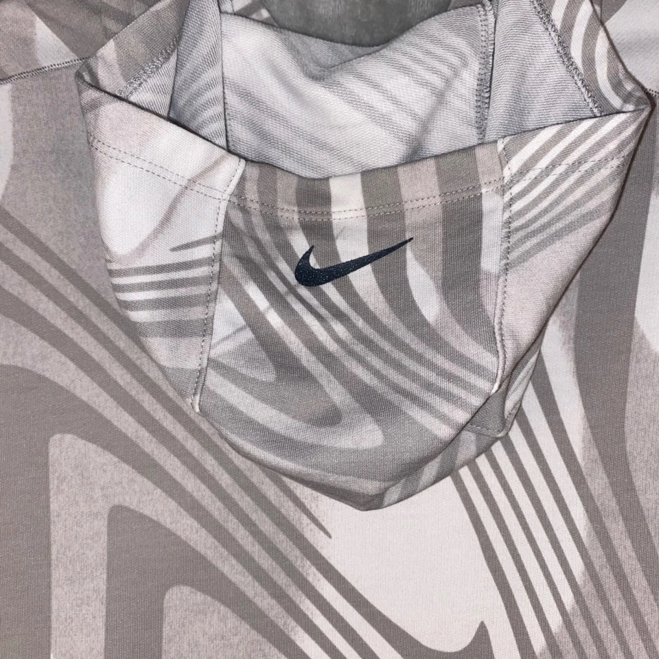 Camiseta de entrenamiento con capucha Nike Yoga Dri FIT Artist In Residence Robbie Simon M Foto 4 de 4