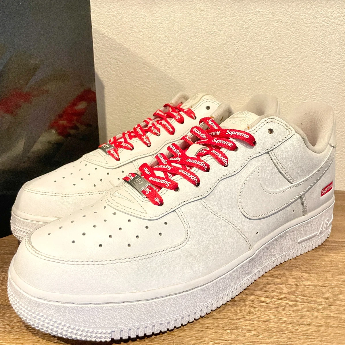 Preços baixos em Nike Air Force 1 x Supreme Low Box Logo - White