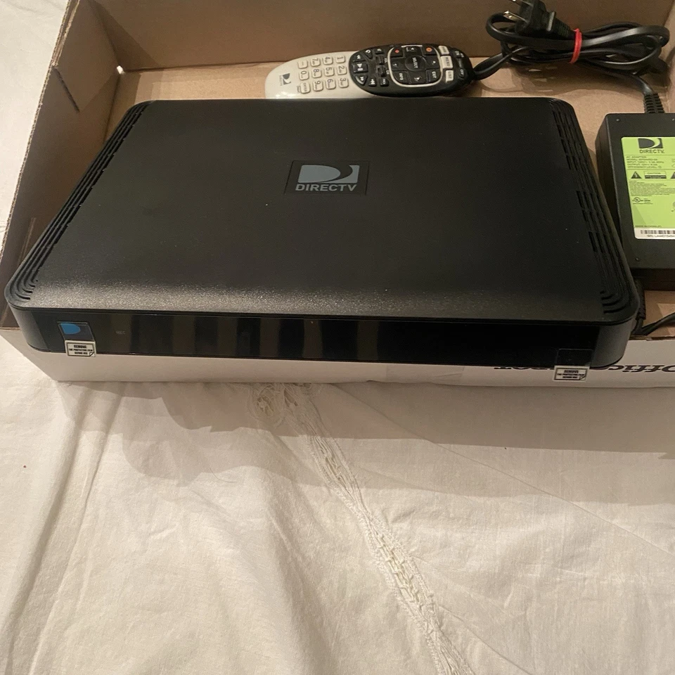 DIRECT TV SATELLITE RECEIVER HR54-200 WITH REMOTE AND POWER CORD - Image 3 of 4