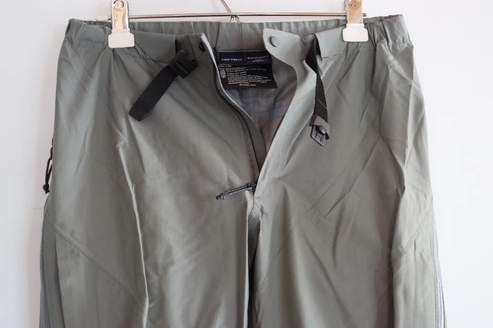 Pantalones Arc'teryx Vintage Gore-Tex Para Hombre Esquí Nieve Medianos Rígidos Impermeables Usados Foto 3 de 4