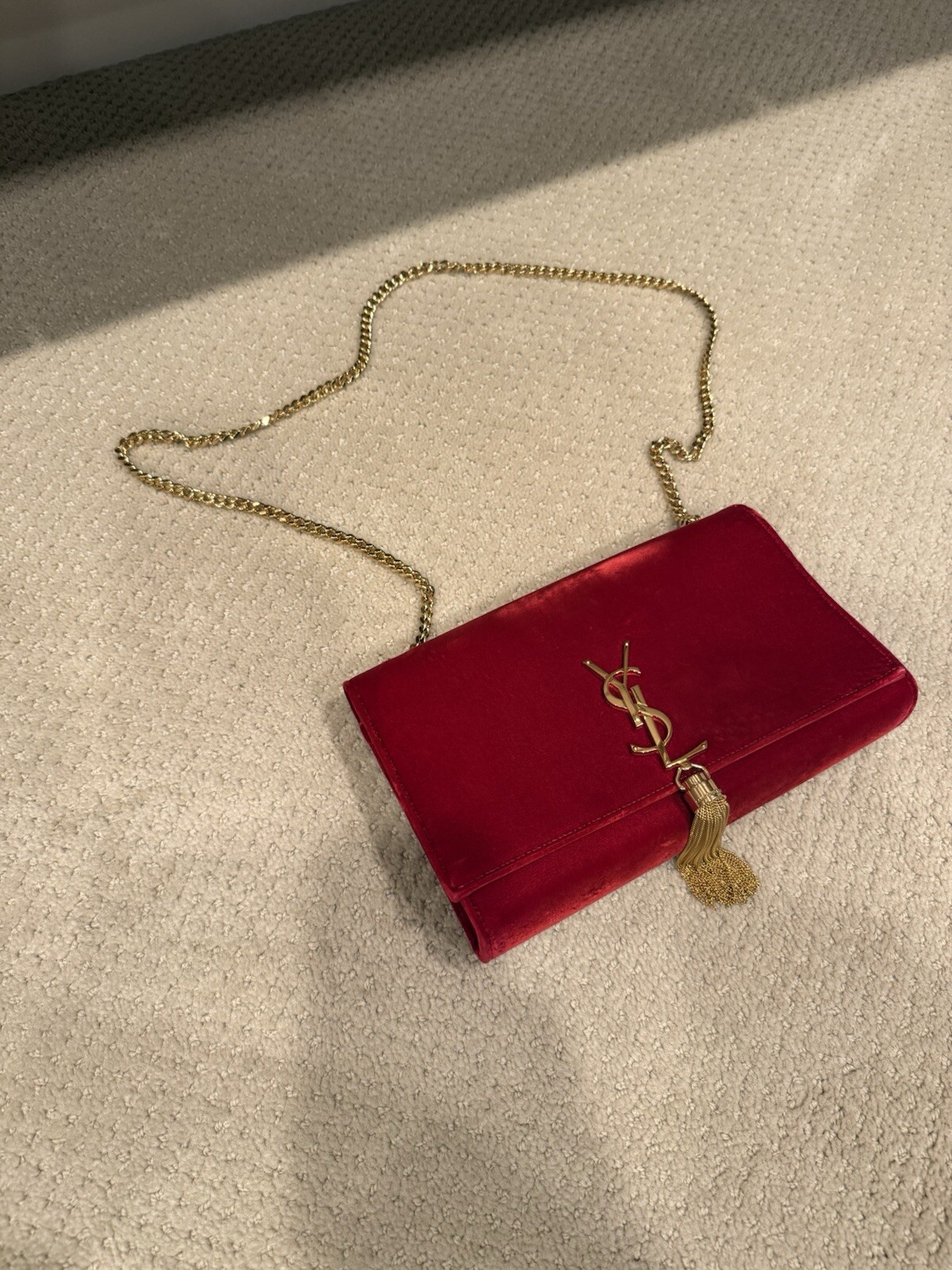 Borsa a tracolla Saint Laurent Kate chiusura magnetica media velluto rosso