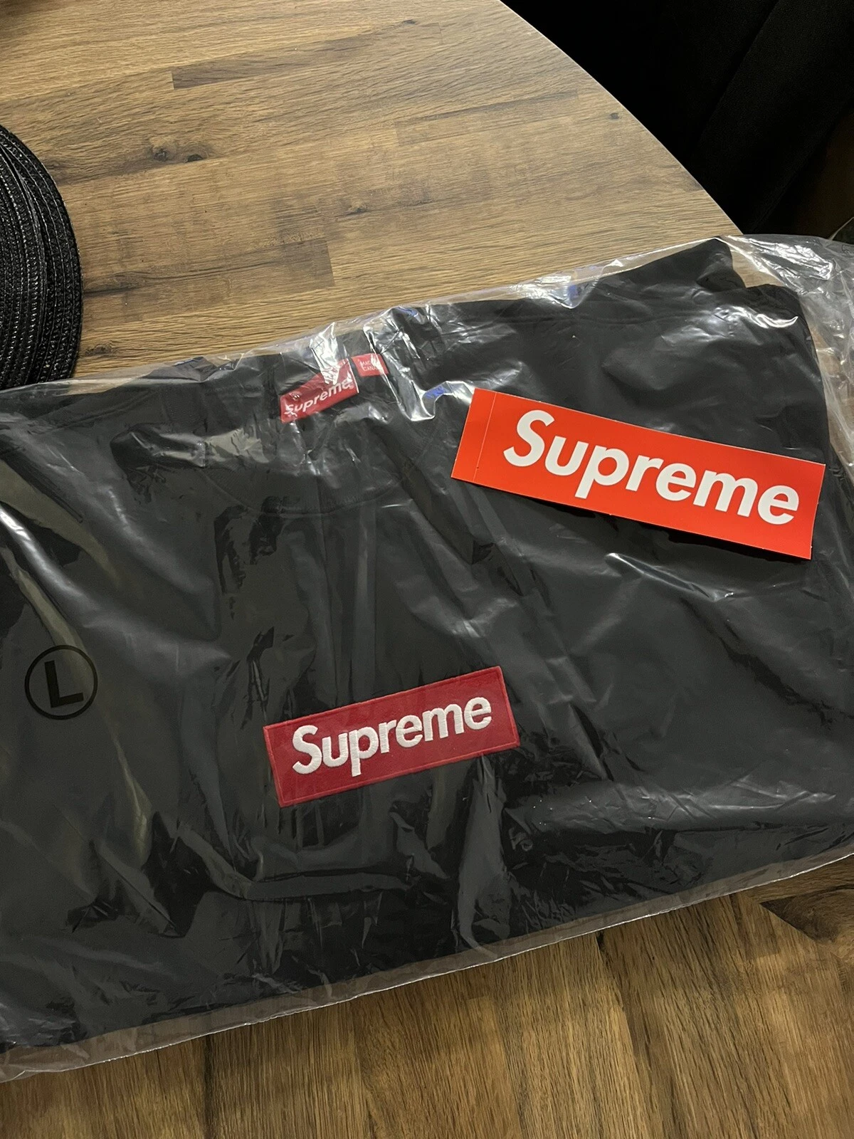 Boîte Supreme logo crewneck FW22 taille L noir prêt à être expédié