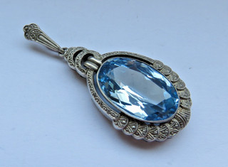 Art Deco 835er Silber Anhänger mit ovalem Blautopas Topas 4 5 cm groß sehr edel