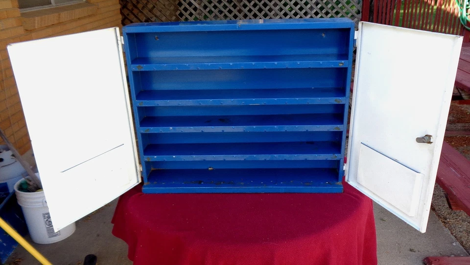 ARMÁRIO DE PAREDE VINTAGE WAGNER LOCKHEED PEÇAS DE FREIO REVENDEDOR com chave - Imagem 3 de 4