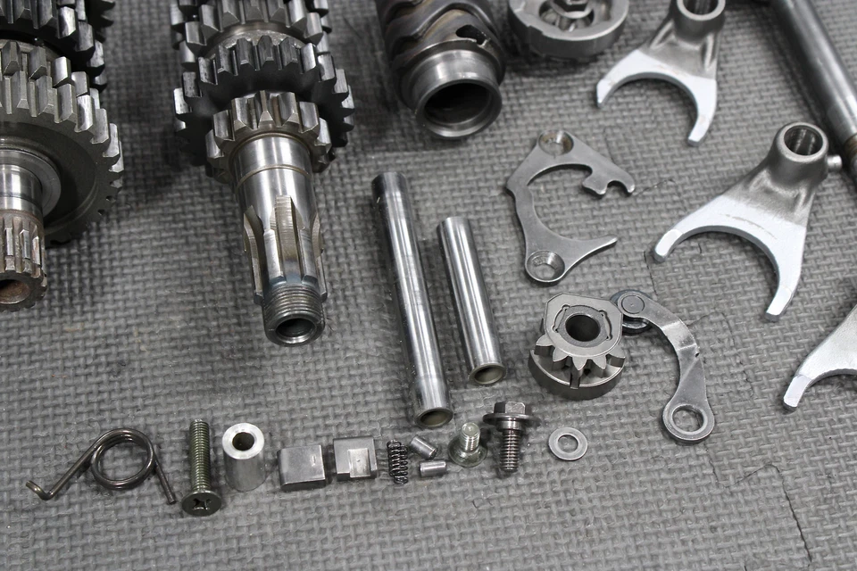 Suzuki RM250 1994 OEM transmisión motor tranny montaje engranajes 24121-28C04 Foto 2 de 4