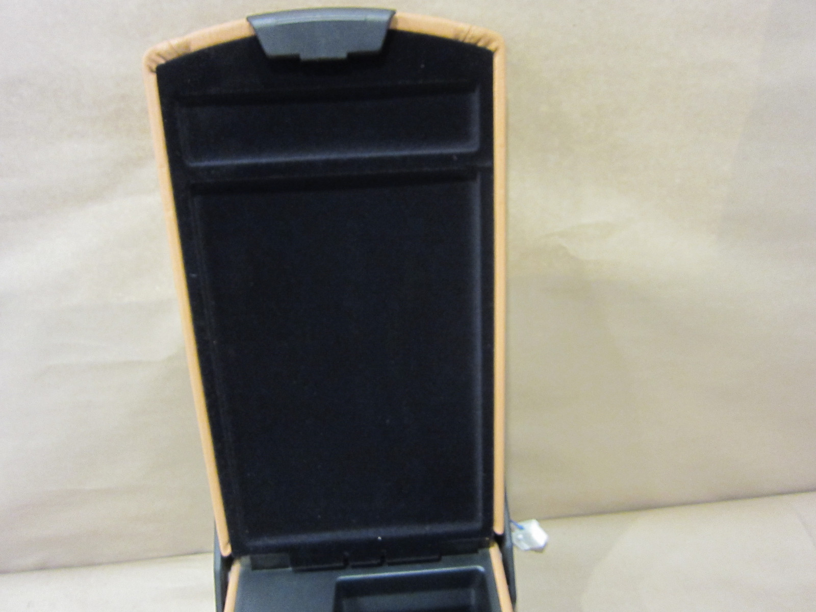 Maserati Quattroporte - Rear Arm Rest / Console - Beige -Part# 9814221..