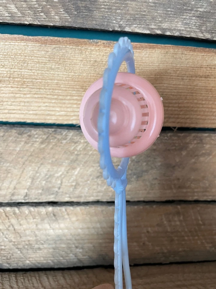 Hochet ancien en celluloïd bleu et rose - Photo 2/4