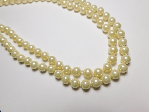 Collar largo con aleta con cuentas sintéticas de vidrio blanco anudado a mano de colección - Imagen 2 de 5