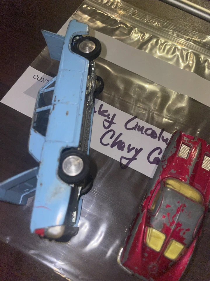 Dinky Toys Lincoln Continental y Corgi Chevrolet Corvette Sting Ray Foto 3 de 4