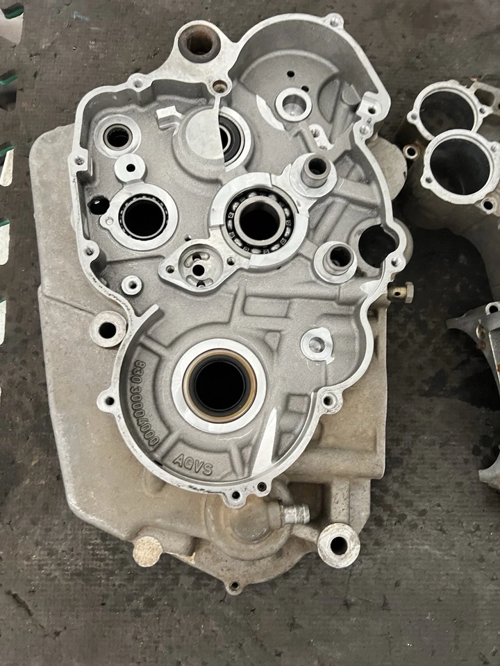 2008 KTM 450XC 525XC ATV ENGINE CASE SET W/ BEARINGS ASY. 83030003000 - Image 3 of 4