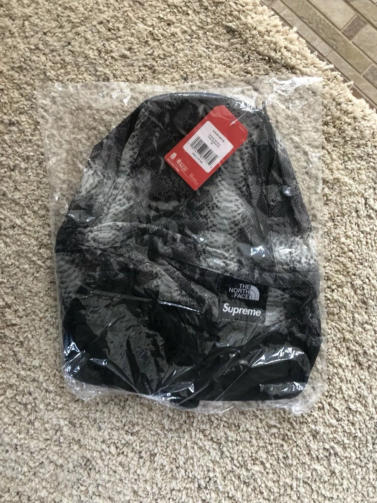 Pack de jour léger peau de serpent Supreme The North Face noir gris authentique SS18