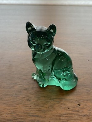ADORABLE VTG FENTON Green Art Glass Sitting Cat/Kitty Figurine 3.5''H