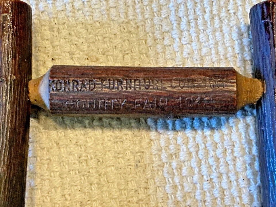 Vendedor Amostra 2 Cadeiras Galho Madeira ASSINADO 1942 KONRAD Móveis COUNTY FAIR - Imagem 2 de 4