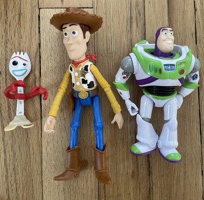 Woody, Buzz, dan Forky dalam set aksi dari Mattel – referensi pose karakter Toy Story
