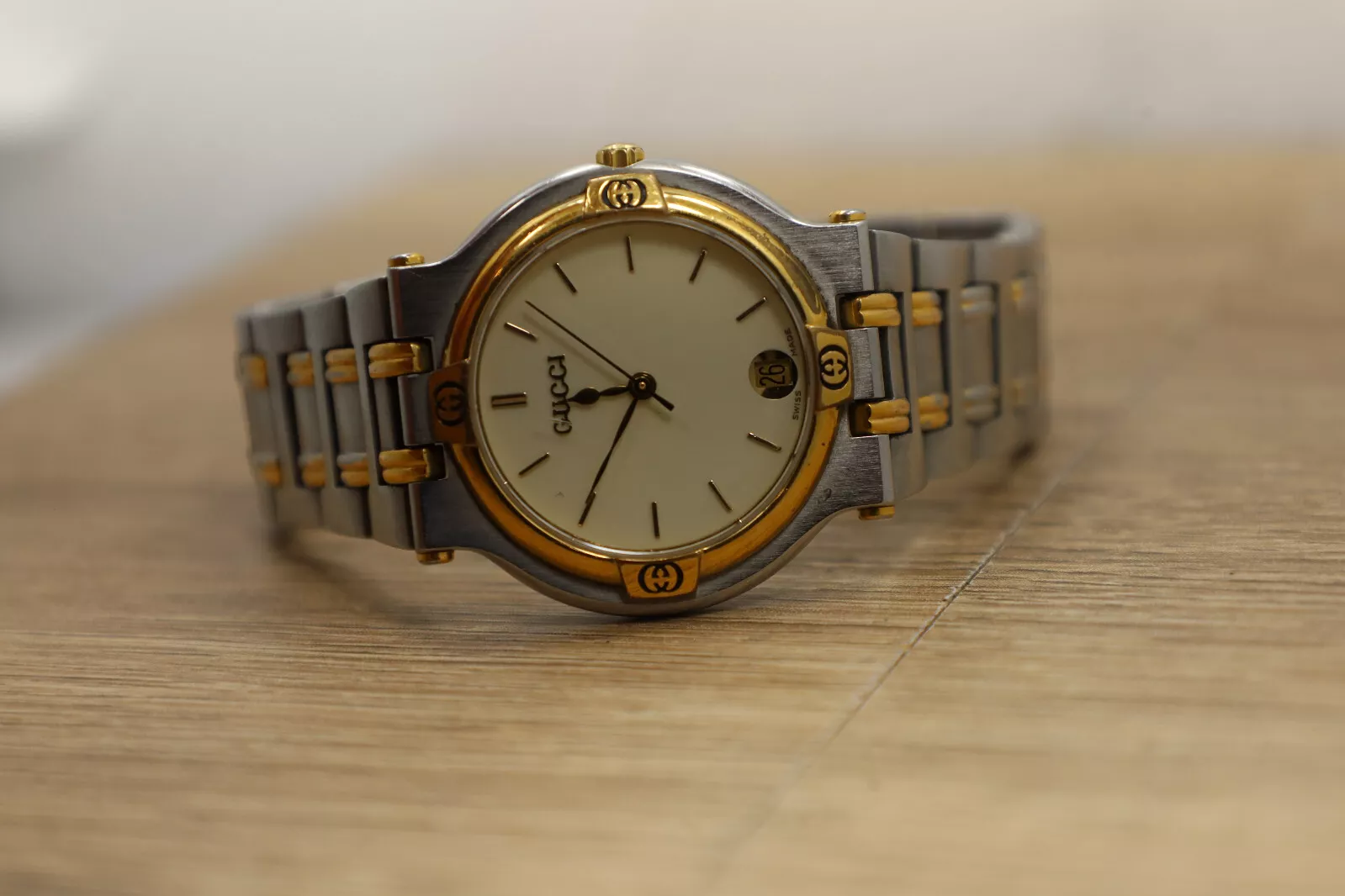 Montre suisse Gucci 9000 M cadran ivoire deux tons quartz neuve bat 6,25