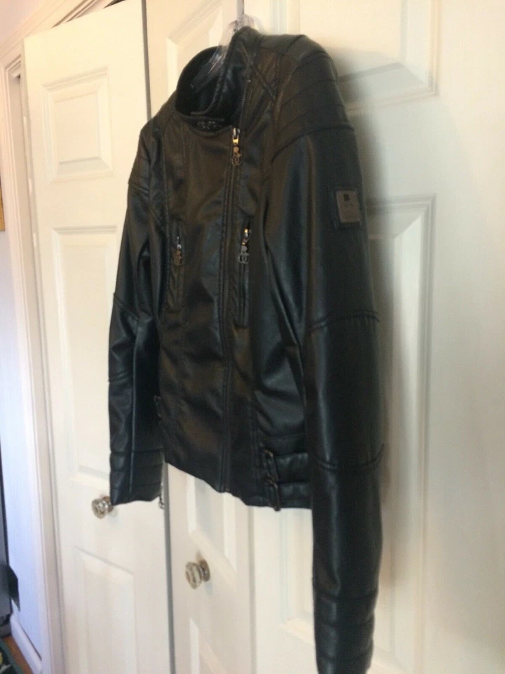 Jaqueta Roca Wear Feminina Couro Sintético Preta Isolada Tamanho Pequeno - Imagem 2 de 4